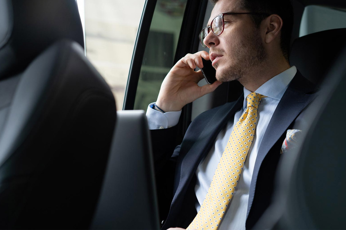 Why Travel Agencies Should Offer Chauffeur Services to Their Clients